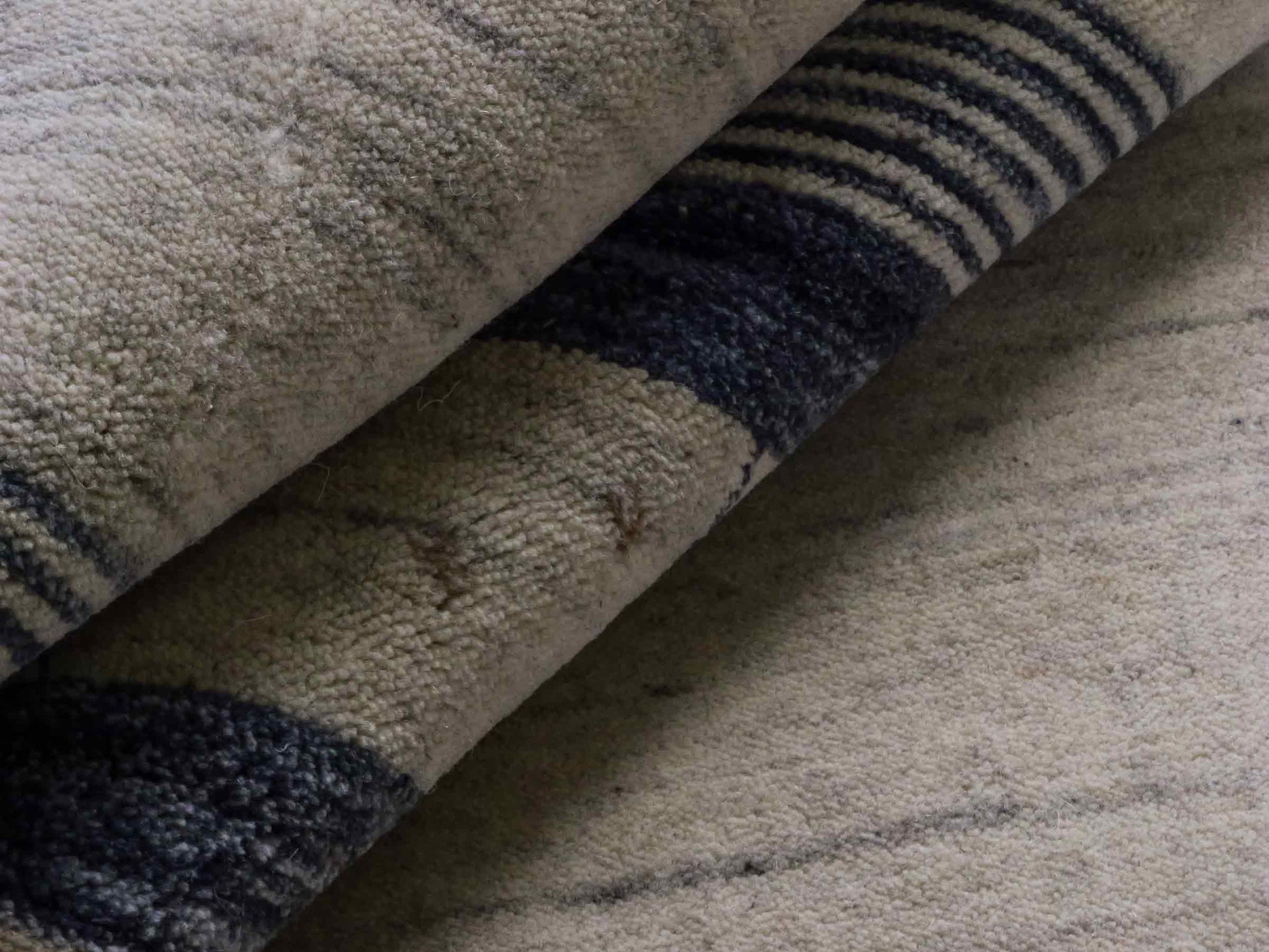 Moderner, Handloom Lori Gabbeh Orientteppich von Khademi aus Wolle, blau, cremeweiß. Geometrisches Nomaden-Design. Produziert in Indien. Größe: 201x134cm. Teppichnummer: KB4-1775. Verkauf durch Jupiter Intl.