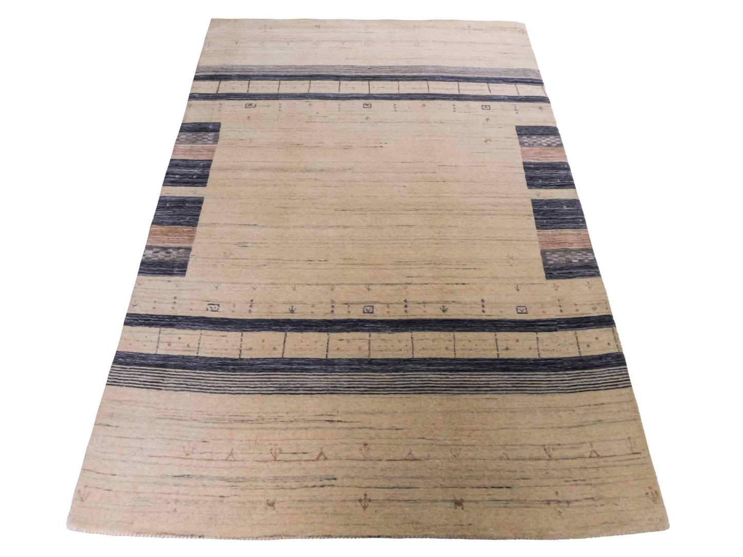 Moderner, Handloom Lori Gabbeh Orientteppich von Khademi aus Wolle, blau, cremeweiß. Geometrisches Nomaden-Design. Produziert in Indien. Größe: 201x134cm. Teppichnummer: KB4-1775. Verkauf durch Jupiter Intl.