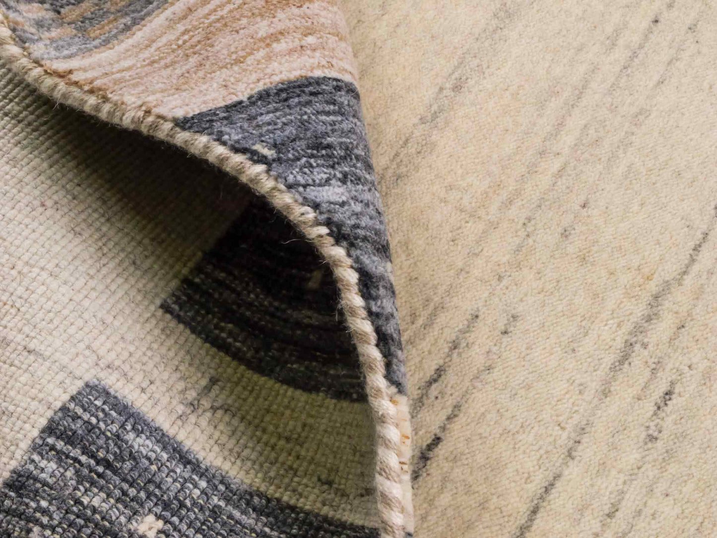 Moderner, Handloom Lori Gabbeh Orientteppich von Khademi aus Wolle, blau, cremeweiß. Geometrisches Nomaden-Design. Produziert in Indien. Größe: 201x134cm. Teppichnummer: KB4-1775. Verkauf durch Jupiter Intl.