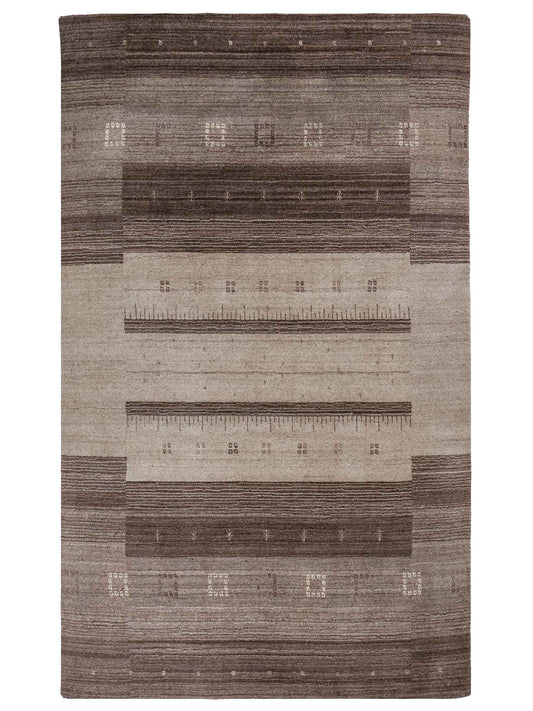 Moderner, Handloom Lori Gabbeh Orientteppich von Khademi aus Wolle, braun, grau. Geometrisches Nomaden-Design. Produziert in Indien. Größe: 201x137cm. Teppichnummer: KB4-1769. Verkauf durch Jupiter Intl.