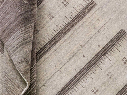 Moderner, Handloom Lori Gabbeh Orientteppich von Khademi aus Wolle, braun, grau. Geometrisches Nomaden-Design. Produziert in Indien. Größe: 201x137cm. Teppichnummer: KB4-1769. Verkauf durch Jupiter Intl.