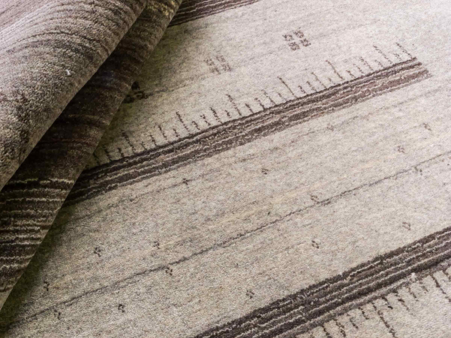 Moderner, Handloom Lori Gabbeh Orientteppich von Khademi aus Wolle, braun, grau. Geometrisches Nomaden-Design. Produziert in Indien. Größe: 201x137cm. Teppichnummer: KB4-1769. Verkauf durch Jupiter Intl.