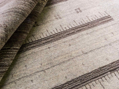 Moderner, Handloom Lori Gabbeh Orientteppich von Khademi aus Wolle, braun, grau. Geometrisches Nomaden-Design. Produziert in Indien. Größe: 201x137cm. Teppichnummer: KB4-1769. Verkauf durch Jupiter Intl.