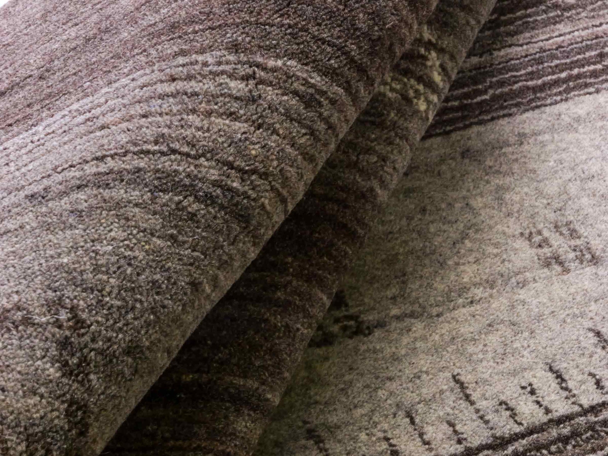 Moderner, Handloom Lori Gabbeh Orientteppich von Khademi aus Wolle, braun, grau. Geometrisches Nomaden-Design. Produziert in Indien. Größe: 201x137cm. Teppichnummer: KB4-1769. Verkauf durch Jupiter Intl.