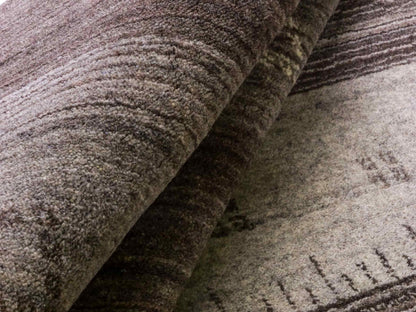 Moderner, Handloom Lori Gabbeh Orientteppich von Khademi aus Wolle, braun, grau. Geometrisches Nomaden-Design. Produziert in Indien. Größe: 201x137cm. Teppichnummer: KB4-1769. Verkauf durch Jupiter Intl.