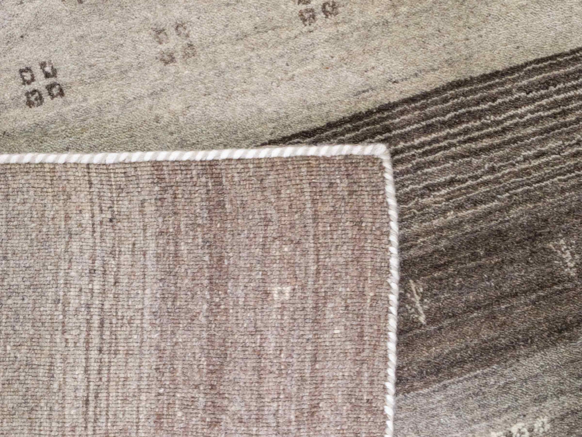 Moderner, Handloom Lori Gabbeh Orientteppich von Khademi aus Wolle, braun, grau. Geometrisches Nomaden-Design. Produziert in Indien. Größe: 201x137cm. Teppichnummer: KB4-1769. Verkauf durch Jupiter Intl.