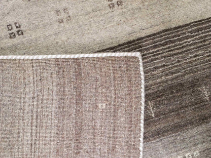 Moderner, Handloom Lori Gabbeh Orientteppich von Khademi aus Wolle, braun, grau. Geometrisches Nomaden-Design. Produziert in Indien. Größe: 201x137cm. Teppichnummer: KB4-1769. Verkauf durch Jupiter Intl.