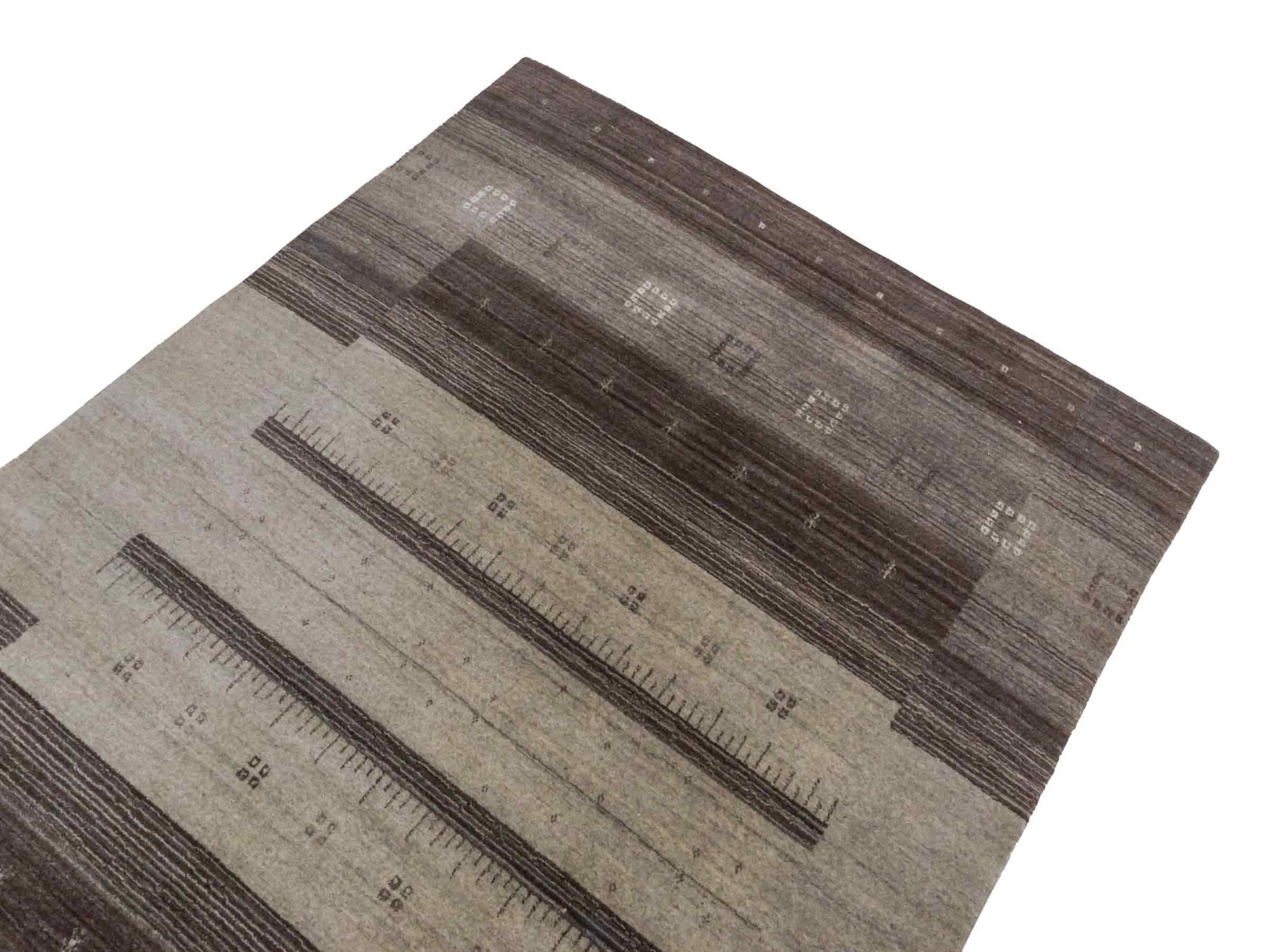 Moderner, Handloom Lori Gabbeh Orientteppich von Khademi aus Wolle, braun, grau. Geometrisches Nomaden-Design. Produziert in Indien. Größe: 201x137cm. Teppichnummer: KB4-1769. Verkauf durch Jupiter Intl.