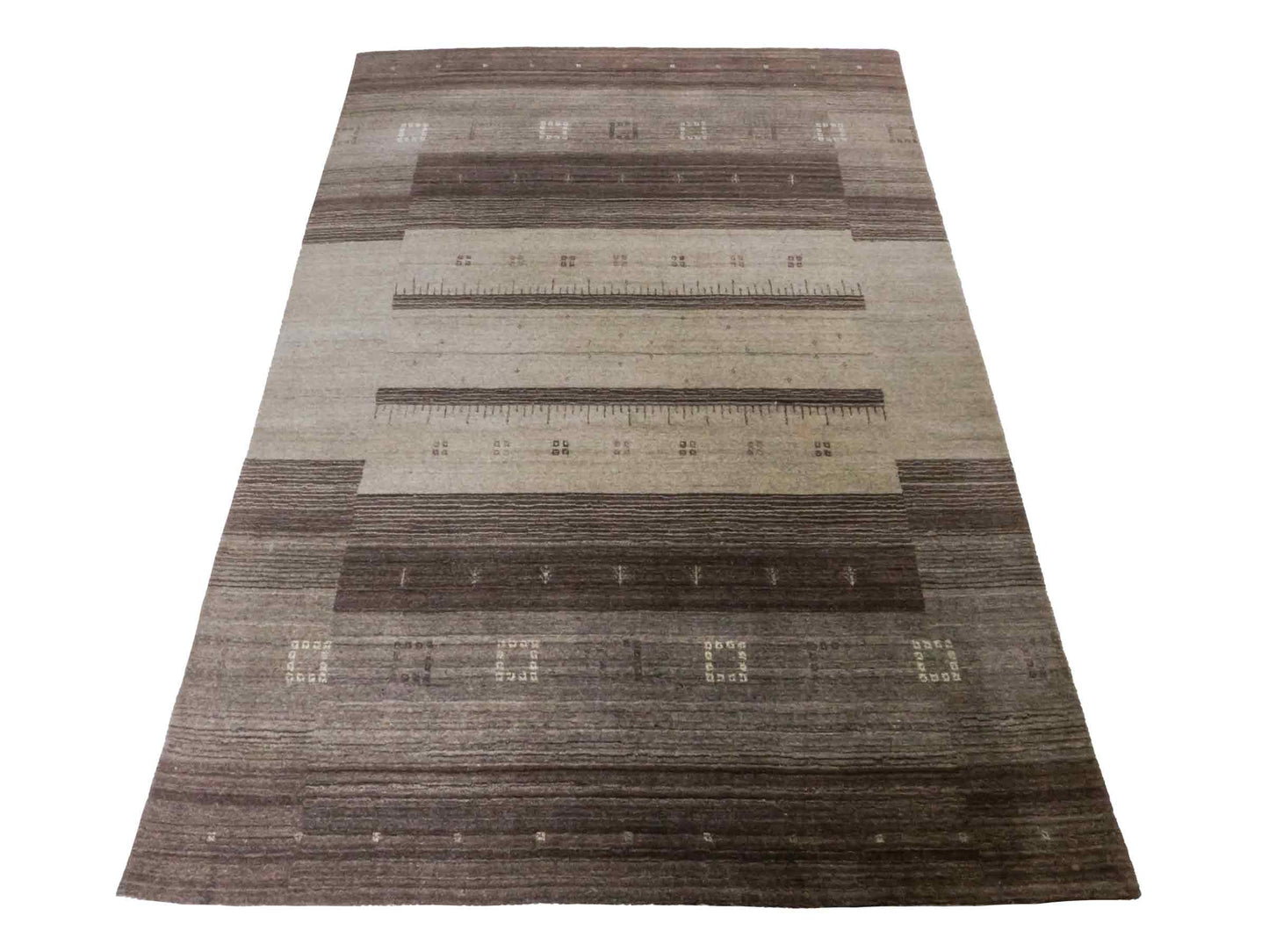 Moderner, Handloom Lori Gabbeh Orientteppich von Khademi aus Wolle, braun, grau. Geometrisches Nomaden-Design. Produziert in Indien. Größe: 201x137cm. Teppichnummer: KB4-1769. Verkauf durch Jupiter Intl.