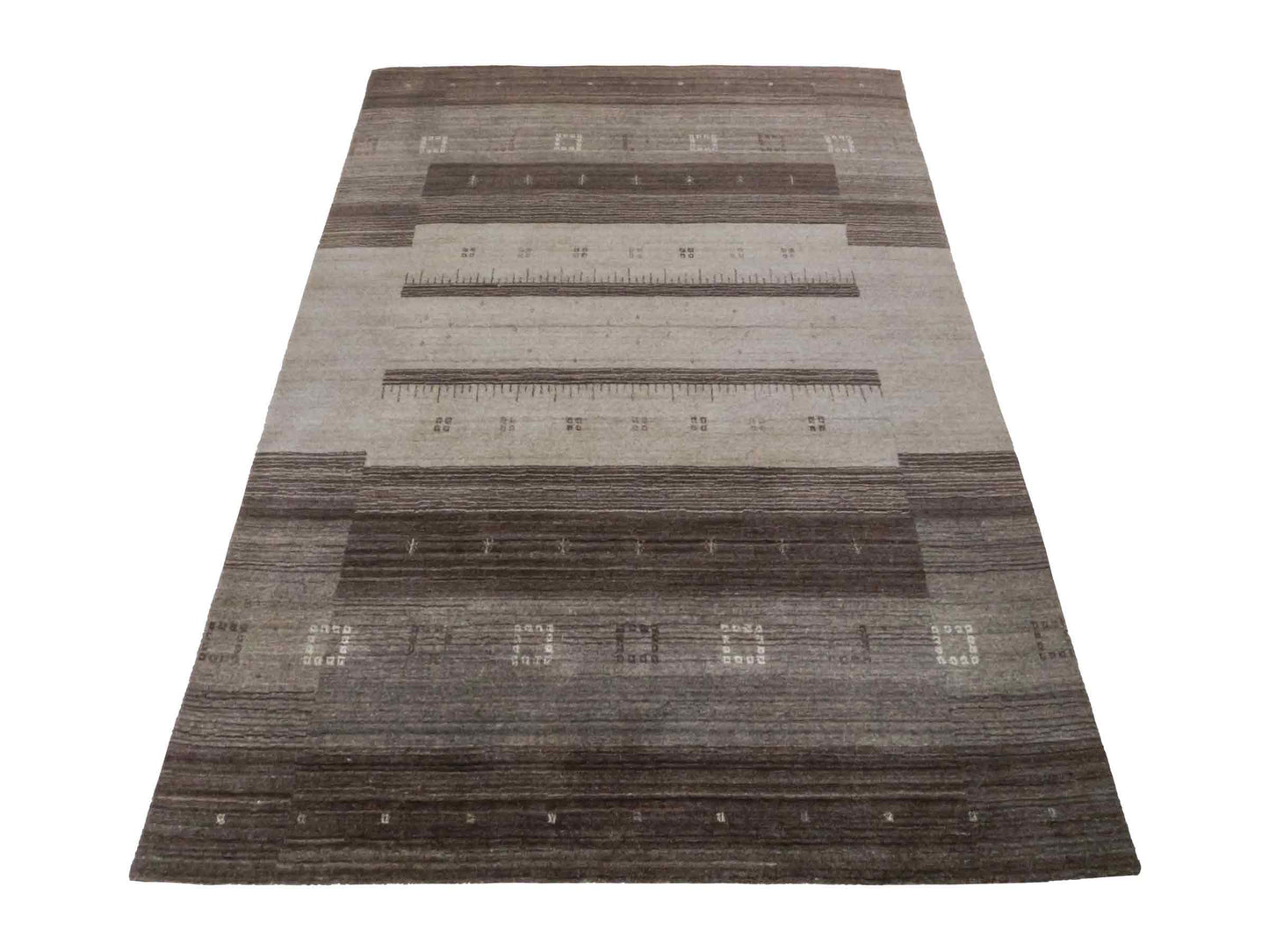 Moderner, Handloom Lori Gabbeh Orientteppich von Khademi aus Wolle, braun, grau. Geometrisches Nomaden-Design. Produziert in Indien. Größe: 201x137cm. Teppichnummer: KB4-1769. Verkauf durch Jupiter Intl.