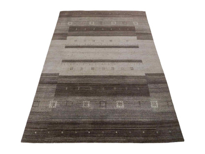 Moderner, Handloom Lori Gabbeh Orientteppich von Khademi aus Wolle, braun, grau. Geometrisches Nomaden-Design. Produziert in Indien. Größe: 201x137cm. Teppichnummer: KB4-1769. Verkauf durch Jupiter Intl.