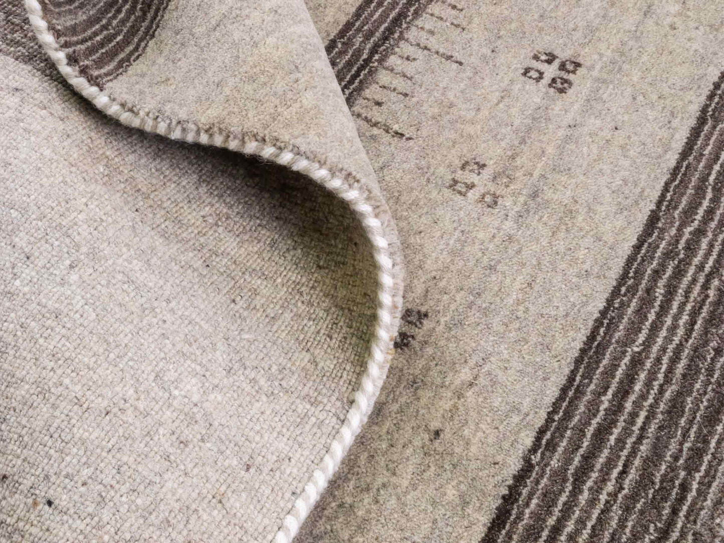 Moderner, Handloom Lori Gabbeh Orientteppich von Khademi aus Wolle, braun, grau. Geometrisches Nomaden-Design. Produziert in Indien. Größe: 201x137cm. Teppichnummer: KB4-1769. Verkauf durch Jupiter Intl.