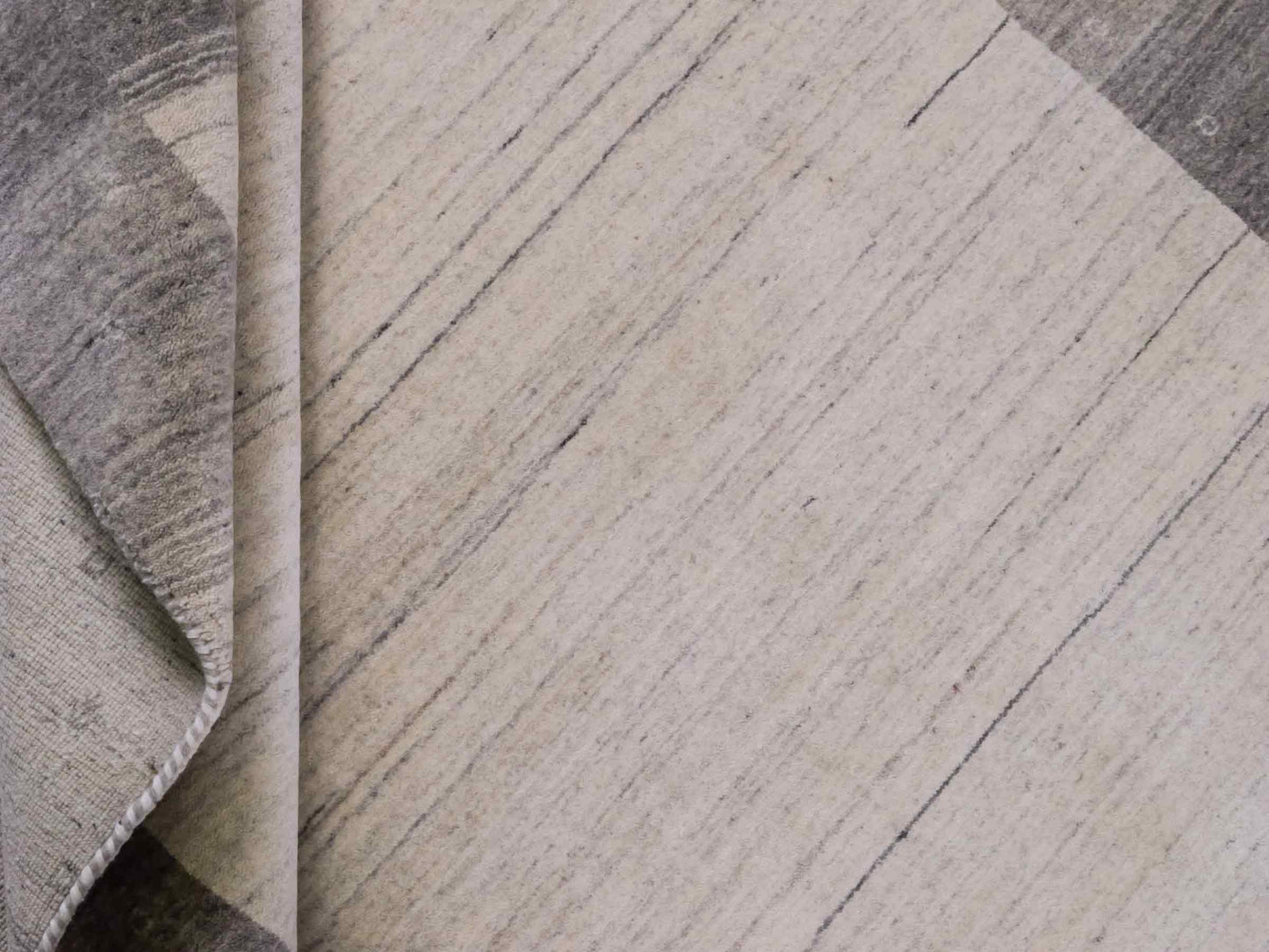 Moderner, Handloom Lori Gabbeh Orientteppich von Khademi aus Wolle, grau, cremeweiß. Geometrisches Nomaden-Design. Produziert in Indien. Größe: 201x137cm. Teppichnummer: KB4-1770. Verkauf durch Jupiter Intl.