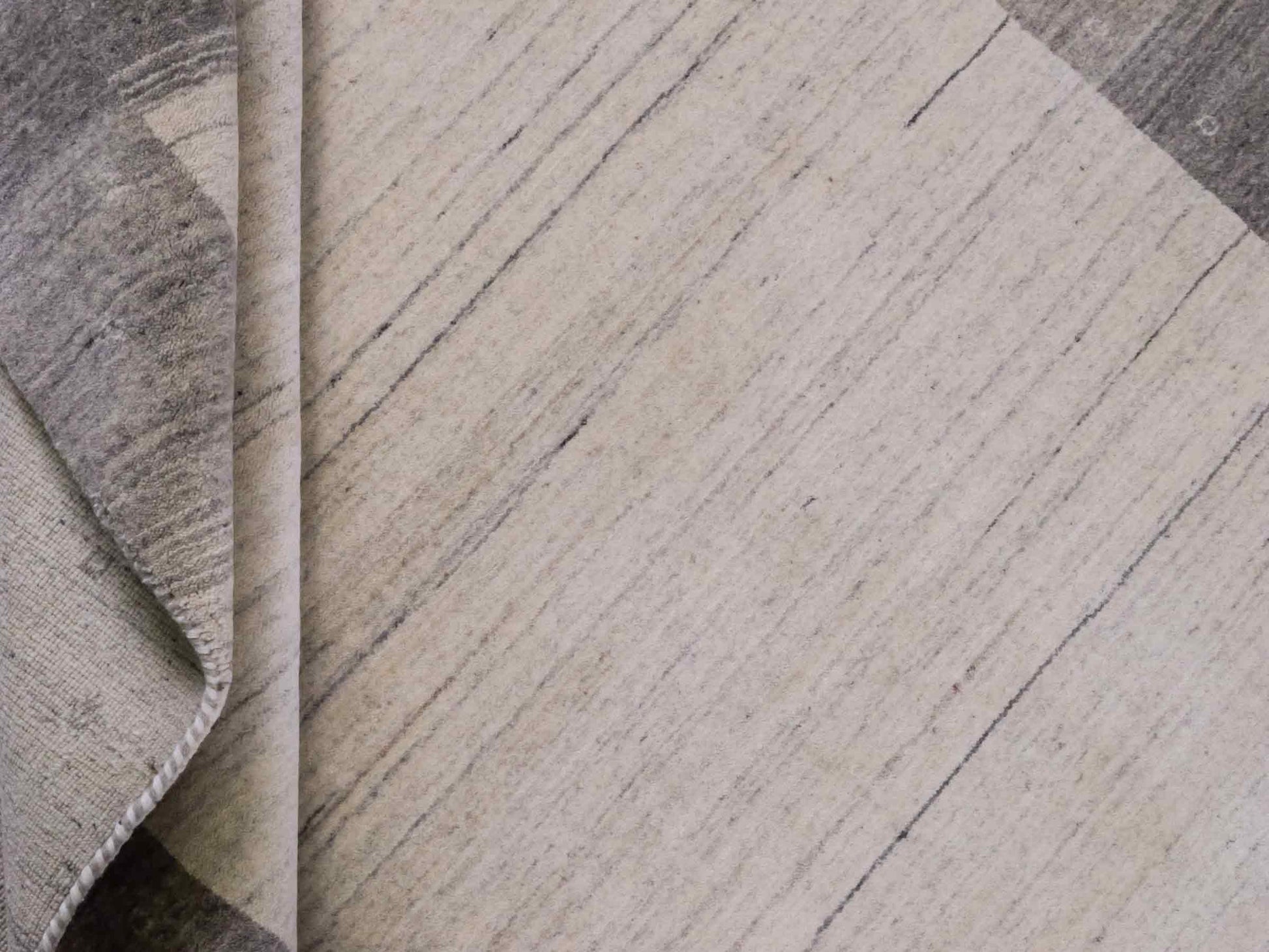 Moderner, Handloom Lori Gabbeh Orientteppich von Khademi aus Wolle, grau, cremeweiß. Geometrisches Nomaden-Design. Produziert in Indien. Größe: 201x137cm. Teppichnummer: KB4-1770. Verkauf durch Jupiter Intl.