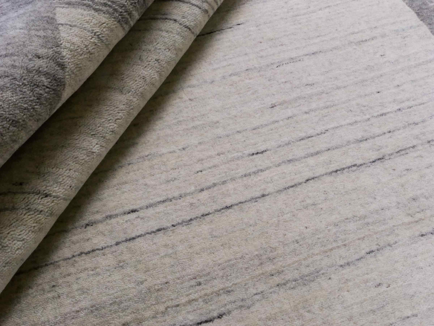 Moderner, Handloom Lori Gabbeh Orientteppich von Khademi aus Wolle, grau, cremeweiß. Geometrisches Nomaden-Design. Produziert in Indien. Größe: 201x137cm. Teppichnummer: KB4-1770. Verkauf durch Jupiter Intl.