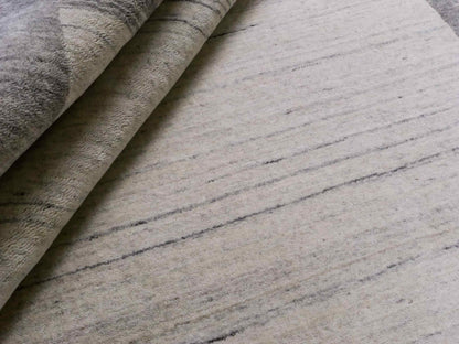 Moderner, Handloom Lori Gabbeh Orientteppich von Khademi aus Wolle, grau, cremeweiß. Geometrisches Nomaden-Design. Produziert in Indien. Größe: 201x137cm. Teppichnummer: KB4-1770. Verkauf durch Jupiter Intl.