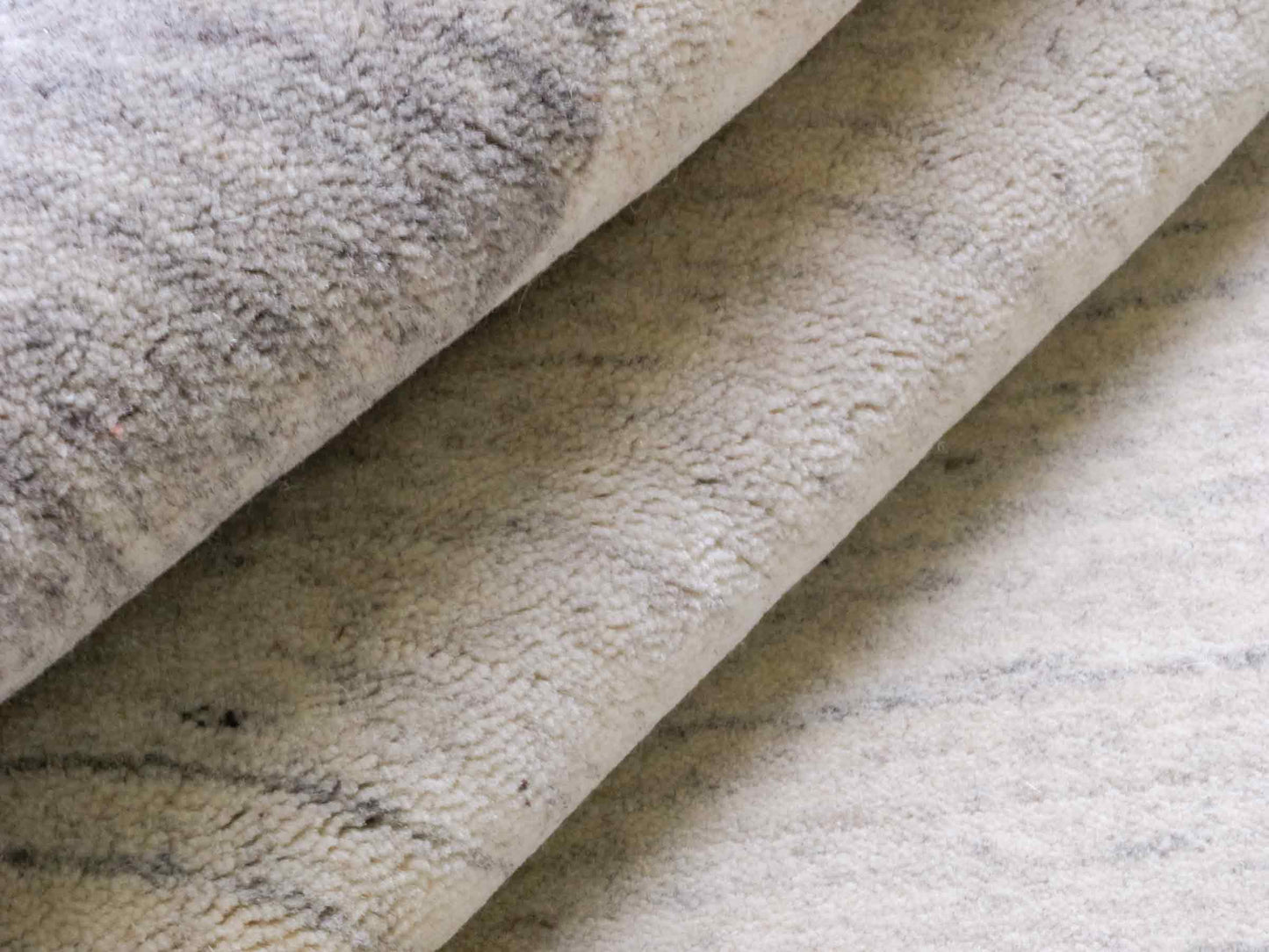 Moderner, Handloom Lori Gabbeh Orientteppich von Khademi aus Wolle, grau, cremeweiß. Geometrisches Nomaden-Design. Produziert in Indien. Größe: 201x137cm. Teppichnummer: KB4-1770. Verkauf durch Jupiter Intl.