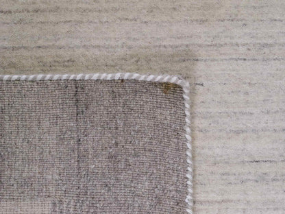 Moderner, Handloom Lori Gabbeh Orientteppich von Khademi aus Wolle, grau, cremeweiß. Geometrisches Nomaden-Design. Produziert in Indien. Größe: 201x137cm. Teppichnummer: KB4-1770. Verkauf durch Jupiter Intl.