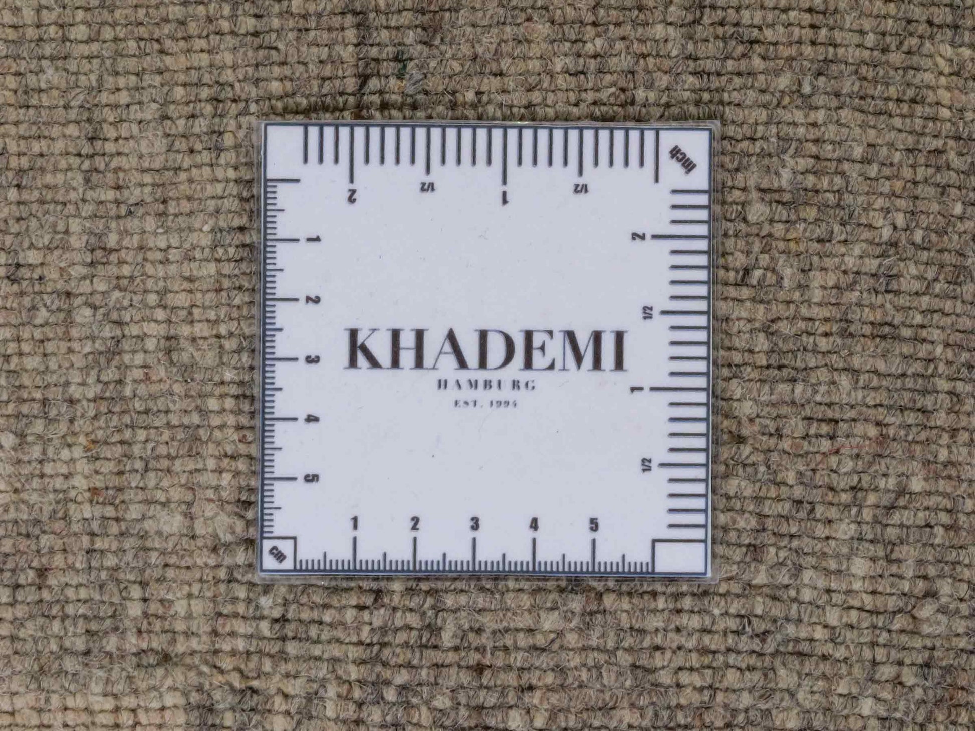 Moderner, Handloom Lori Gabbeh Orientteppich von Khademi aus Wolle, grau, cremeweiß. Geometrisches Nomaden-Design. Produziert in Indien. Größe: 201x137cm. Teppichnummer: KB4-1770. Verkauf durch Jupiter Intl.