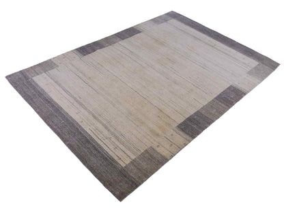 Moderner, Handloom Lori Gabbeh Orientteppich von Khademi aus Wolle, grau, cremeweiß. Geometrisches Nomaden-Design. Produziert in Indien. Größe: 201x137cm. Teppichnummer: KB4-1770. Verkauf durch Jupiter Intl.