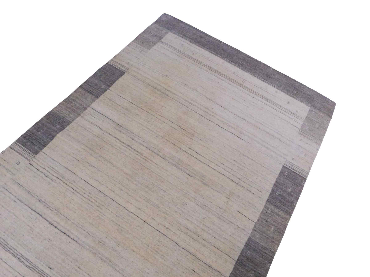 Moderner, Handloom Lori Gabbeh Orientteppich von Khademi aus Wolle, grau, cremeweiß. Geometrisches Nomaden-Design. Produziert in Indien. Größe: 201x137cm. Teppichnummer: KB4-1770. Verkauf durch Jupiter Intl.