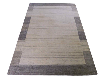 Moderner, Handloom Lori Gabbeh Orientteppich von Khademi aus Wolle, grau, cremeweiß. Geometrisches Nomaden-Design. Produziert in Indien. Größe: 201x137cm. Teppichnummer: KB4-1770. Verkauf durch Jupiter Intl.