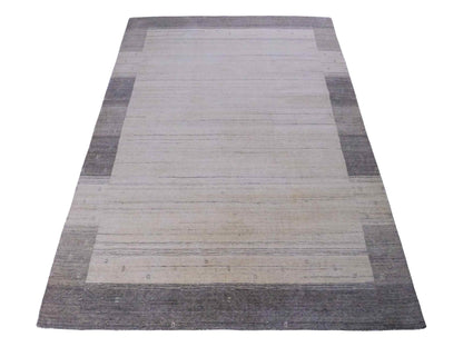 Moderner, Handloom Lori Gabbeh Orientteppich von Khademi aus Wolle, grau, cremeweiß. Geometrisches Nomaden-Design. Produziert in Indien. Größe: 201x137cm. Teppichnummer: KB4-1770. Verkauf durch Jupiter Intl.