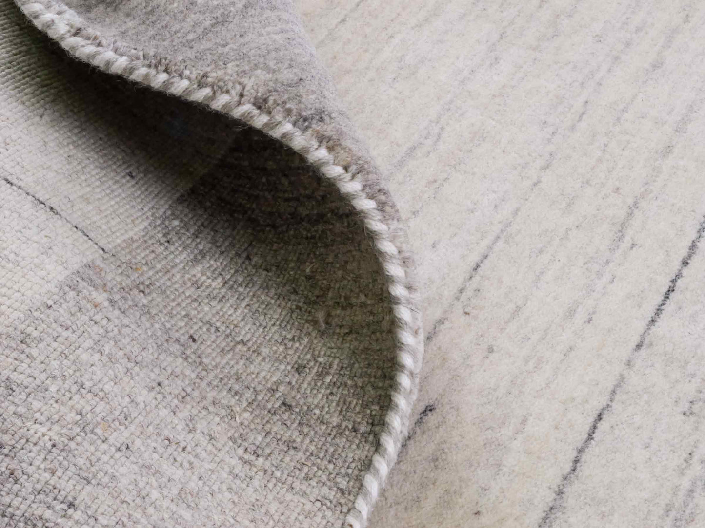 Moderner, Handloom Lori Gabbeh Orientteppich von Khademi aus Wolle, grau, cremeweiß. Geometrisches Nomaden-Design. Produziert in Indien. Größe: 201x137cm. Teppichnummer: KB4-1770. Verkauf durch Jupiter Intl.