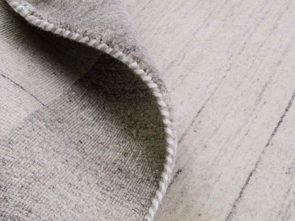 Moderner, Handloom Lori Gabbeh Orientteppich von Khademi aus Wolle, grau, cremeweiß. Geometrisches Nomaden-Design. Produziert in Indien. Größe: 201x137cm. Teppichnummer: KB4-1770. Verkauf durch Jupiter Intl.