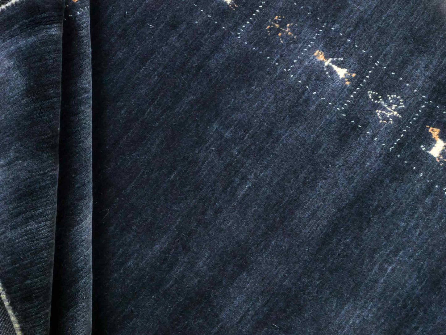 Moderner, Handloom Lori Gabbeh Orientteppich von Khademi aus Wolle, blau, navy. Geometrisches Nomaden-Design. Produziert in Indien. Größe: 201x138cm. Teppichnummer: KB4-1783. Verkauf durch Jupiter Intl.