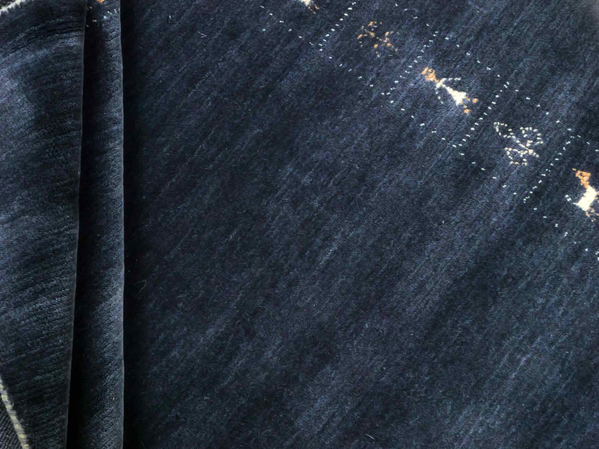 Moderner, Handloom Lori Gabbeh Orientteppich von Khademi aus Wolle, blau, navy. Geometrisches Nomaden-Design. Produziert in Indien. Größe: 201x138cm. Teppichnummer: KB4-1783. Verkauf durch Jupiter Intl.