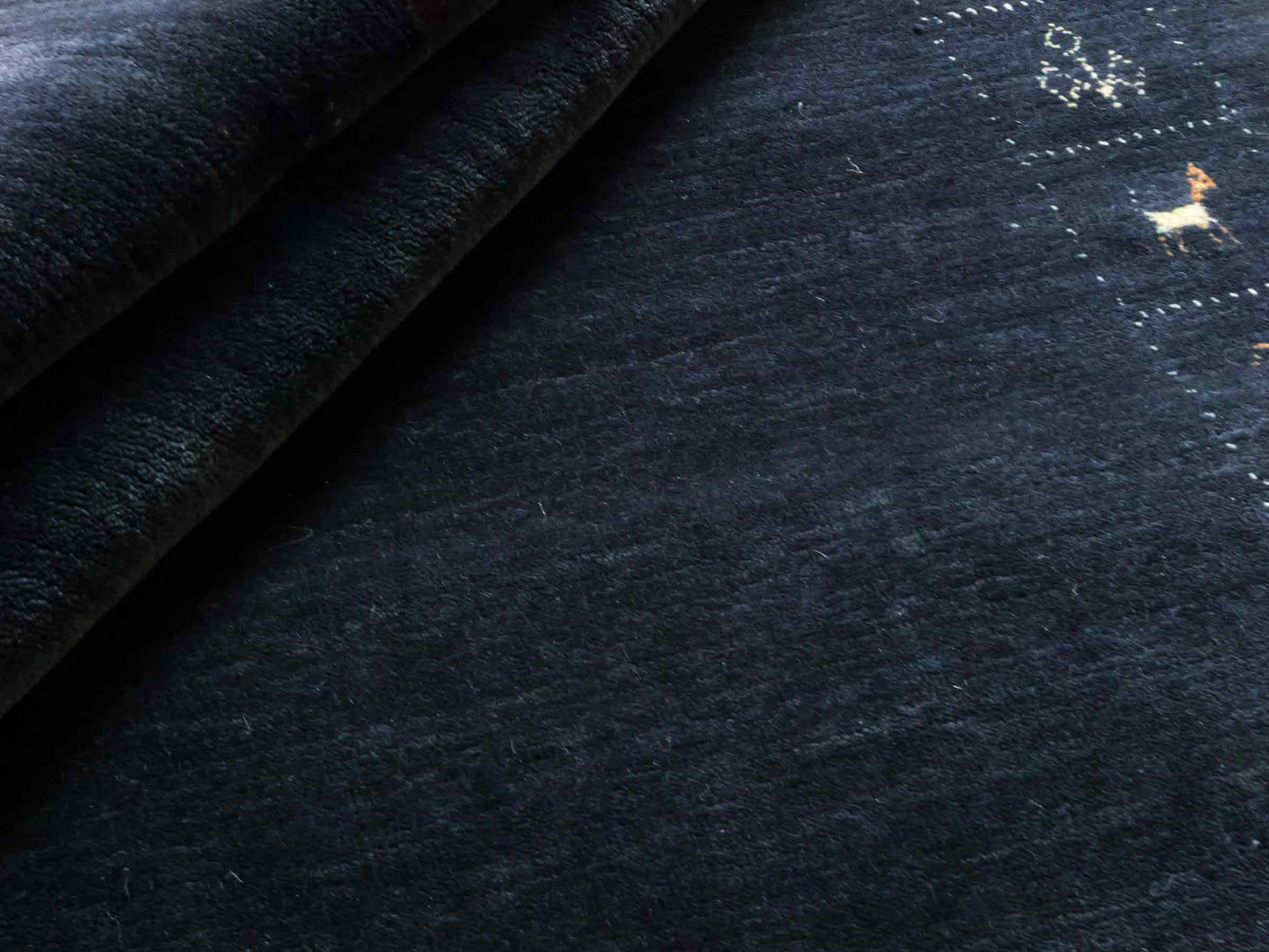 Moderner, Handloom Lori Gabbeh Orientteppich von Khademi aus Wolle, blau, navy. Geometrisches Nomaden-Design. Produziert in Indien. Größe: 201x138cm. Teppichnummer: KB4-1783. Verkauf durch Jupiter Intl.