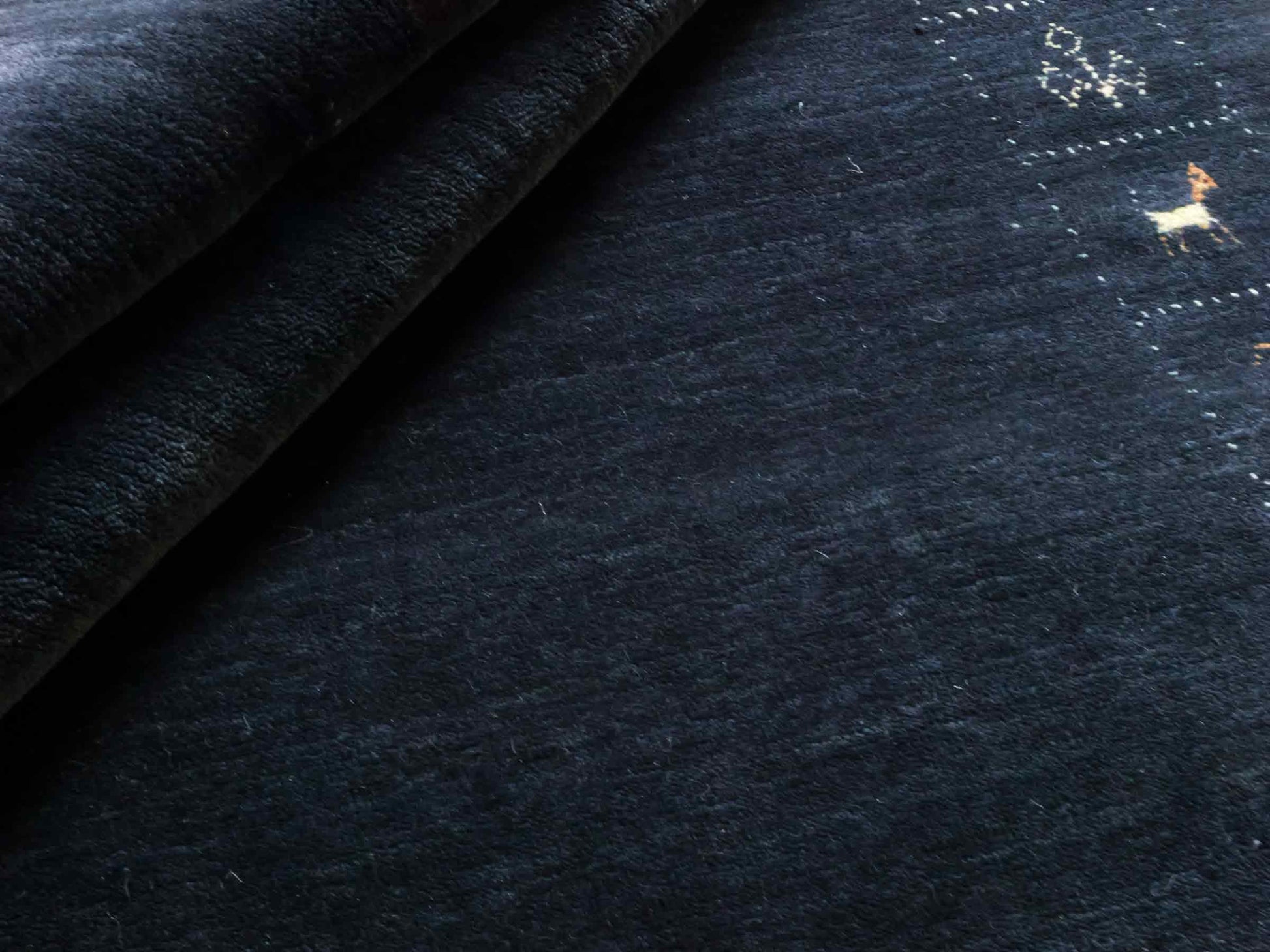 Moderner, Handloom Lori Gabbeh Orientteppich von Khademi aus Wolle, blau, navy. Geometrisches Nomaden-Design. Produziert in Indien. Größe: 201x138cm. Teppichnummer: KB4-1783. Verkauf durch Jupiter Intl.