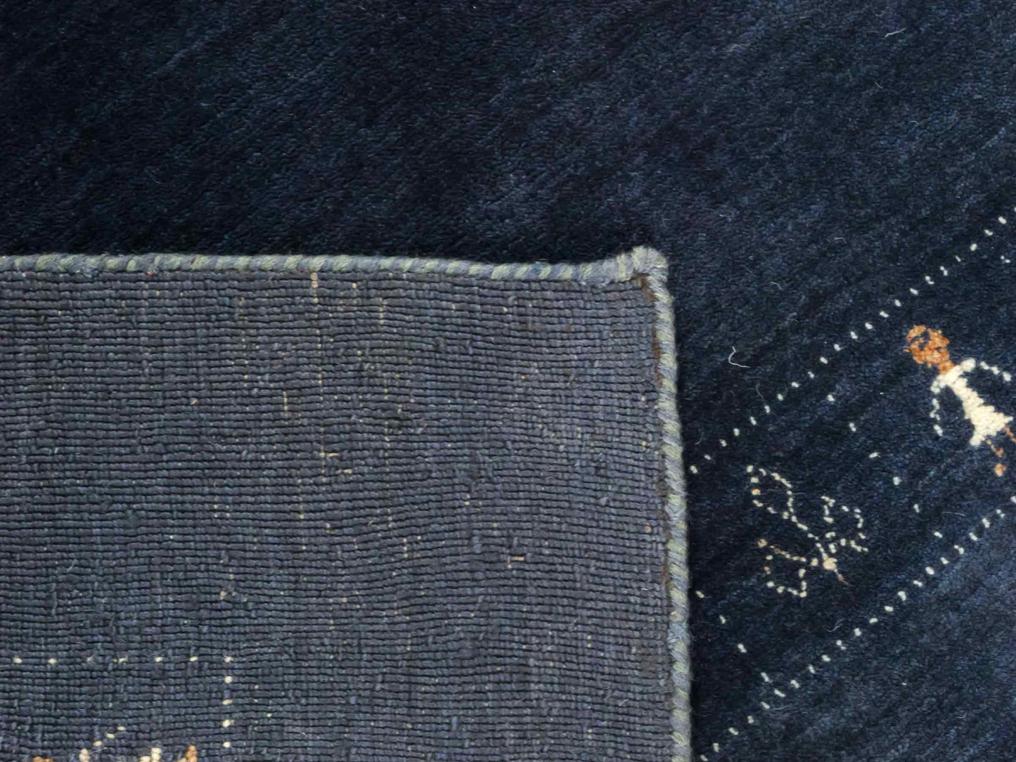 Moderner, Handloom Lori Gabbeh Orientteppich von Khademi aus Wolle, blau, navy. Geometrisches Nomaden-Design. Produziert in Indien. Größe: 201x138cm. Teppichnummer: KB4-1783. Verkauf durch Jupiter Intl.