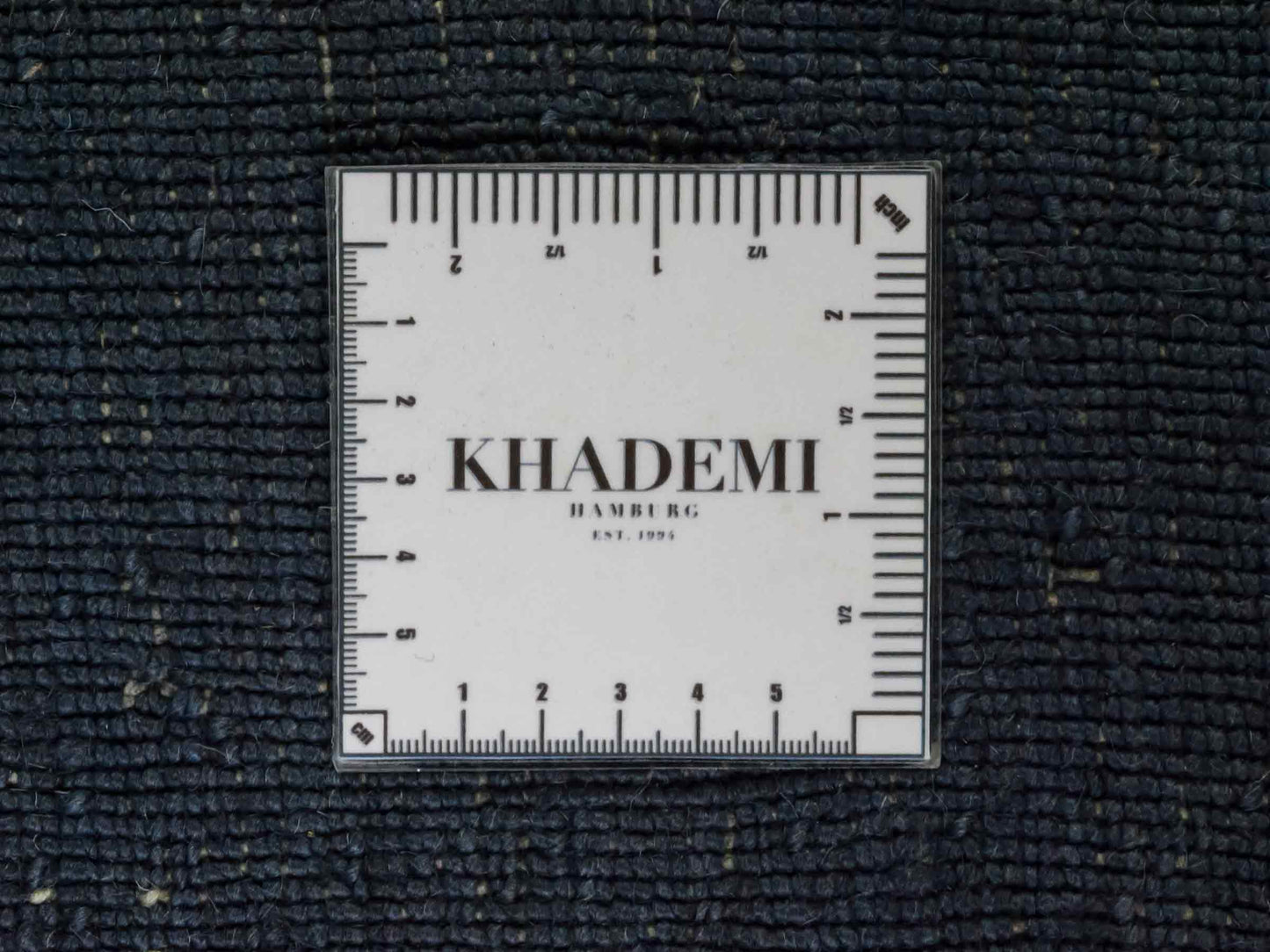 Moderner, Handloom Lori Gabbeh Orientteppich von Khademi aus Wolle, blau, navy. Geometrisches Nomaden-Design. Produziert in Indien. Größe: 201x138cm. Teppichnummer: KB4-1783. Verkauf durch Jupiter Intl.