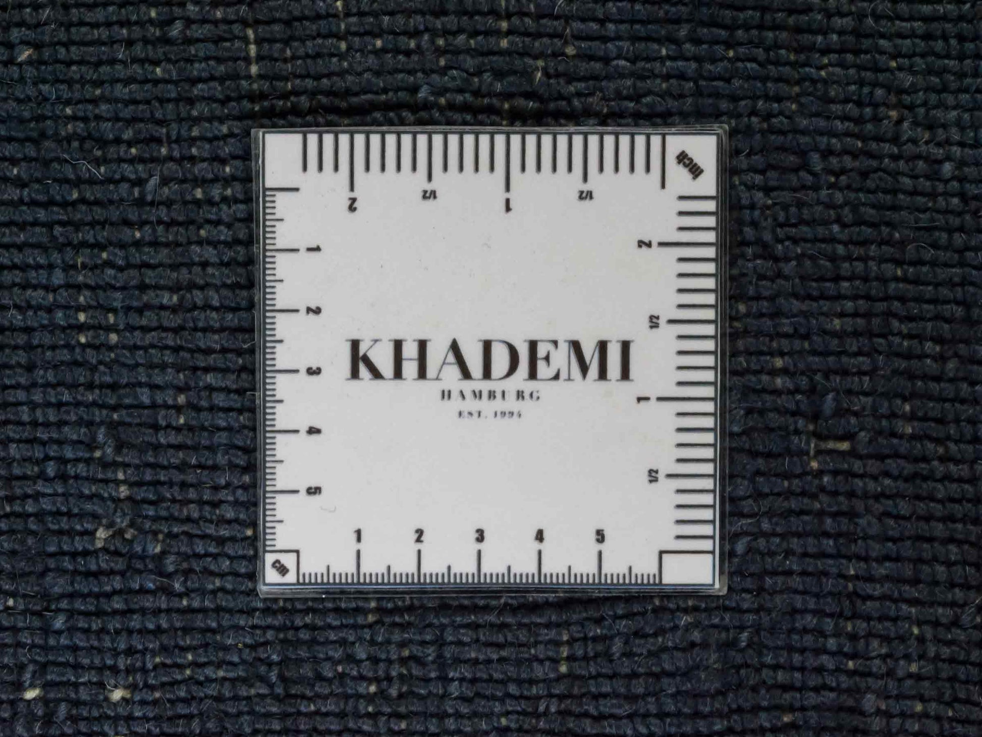 Moderner, Handloom Lori Gabbeh Orientteppich von Khademi aus Wolle, blau, navy. Geometrisches Nomaden-Design. Produziert in Indien. Größe: 201x138cm. Teppichnummer: KB4-1783. Verkauf durch Jupiter Intl.