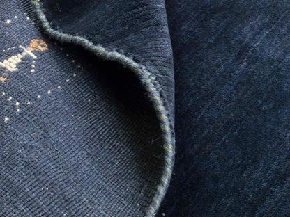 Moderner, Handloom Lori Gabbeh Orientteppich von Khademi aus Wolle, blau, navy. Geometrisches Nomaden-Design. Produziert in Indien. Größe: 201x138cm. Teppichnummer: KB4-1783. Verkauf durch Jupiter Intl.