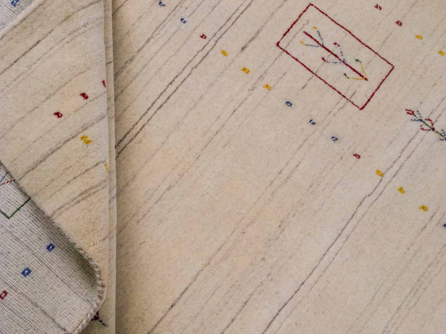 Moderner, Handloom Lori Gabbeh Orientteppich von Khademi aus Wolle, cremeweiß. Geometrisches Nomaden-Design. Produziert in Indien. Größe: 201x139cm. Teppichnummer: KB4-1776. Verkauf durch Jupiter Intl.
