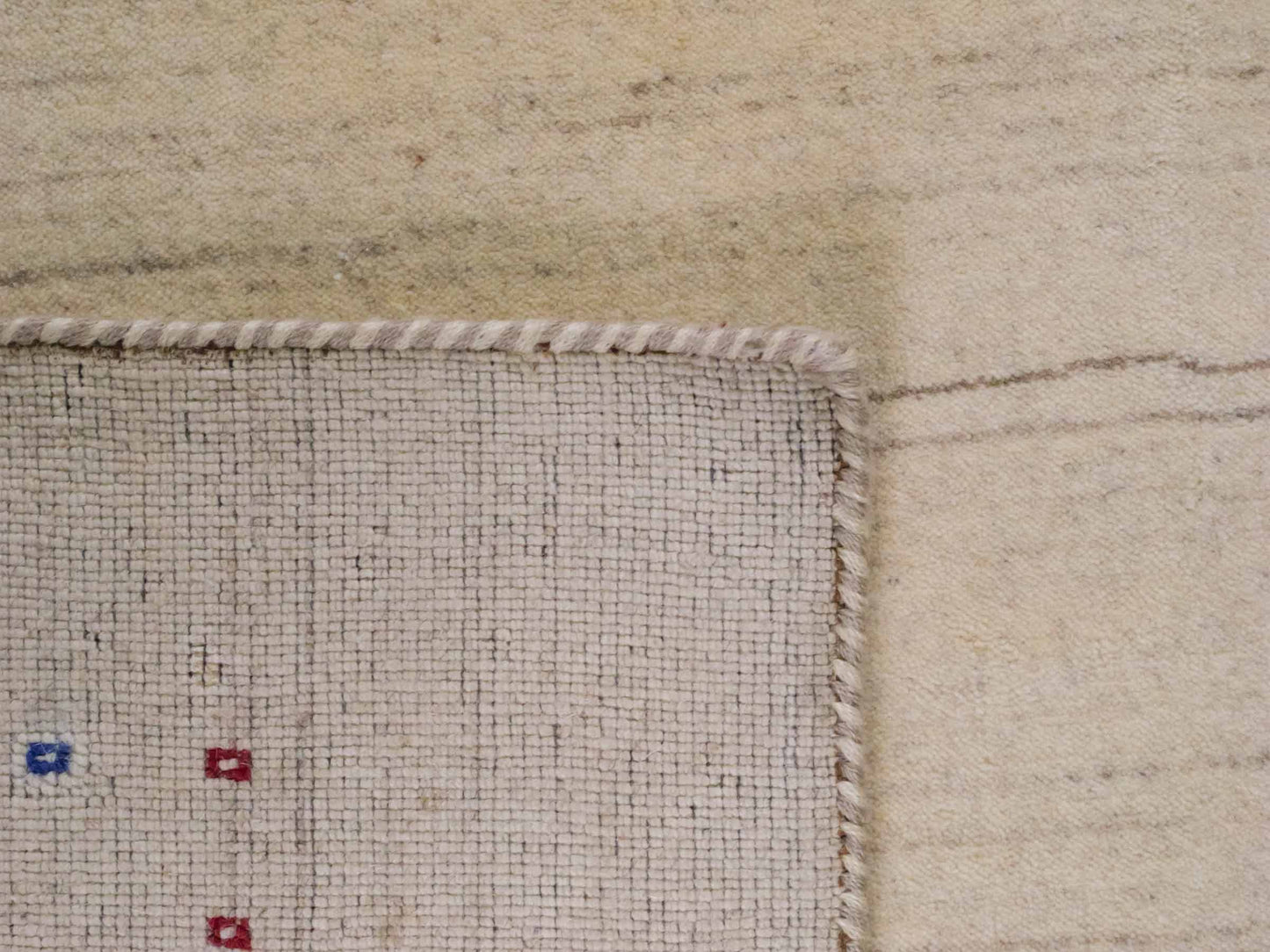 Moderner, Handloom Lori Gabbeh Orientteppich von Khademi aus Wolle, cremeweiß. Geometrisches Nomaden-Design. Produziert in Indien. Größe: 201x139cm. Teppichnummer: KB4-1776. Verkauf durch Jupiter Intl.