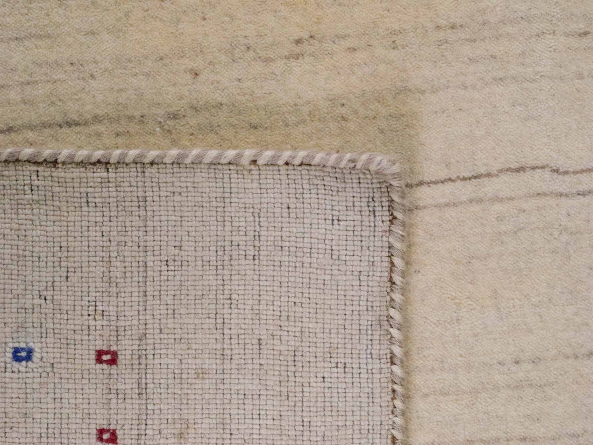 Moderner, Handloom Lori Gabbeh Orientteppich von Khademi aus Wolle, cremeweiß. Geometrisches Nomaden-Design. Produziert in Indien. Größe: 201x139cm. Teppichnummer: KB4-1776. Verkauf durch Jupiter Intl.