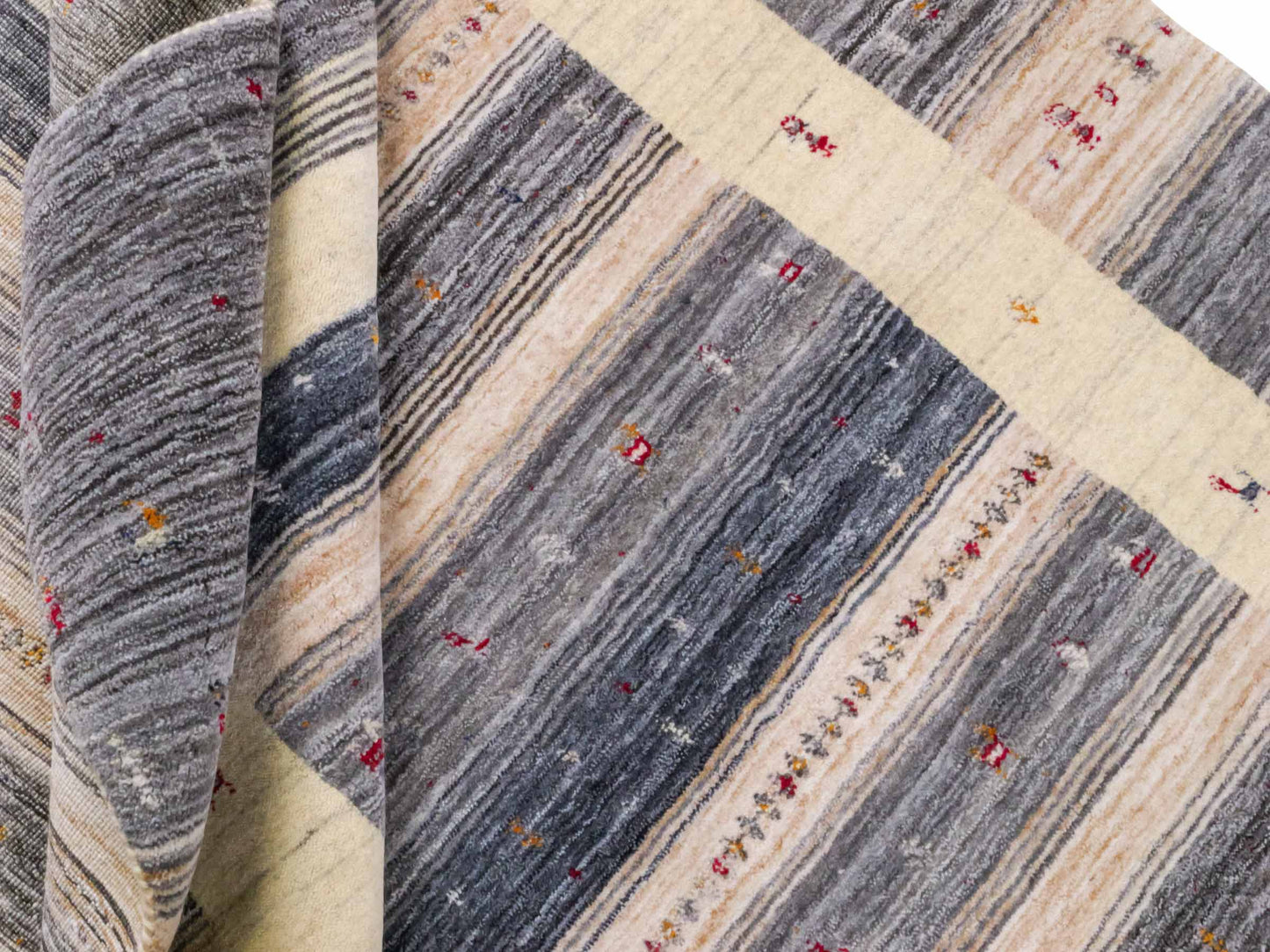 Moderner, Handloom Lori Gabbeh Orientteppich von Khademi aus Wolle, blau, cremeweiß. Geometrisches Nomaden-Design. Produziert in Indien. Größe: 201x141cm. Teppichnummer: KB4-1772. Verkauf durch Jupiter Intl.