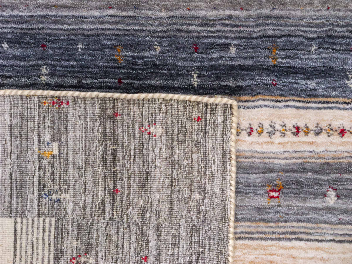 Moderner, Handloom Lori Gabbeh Orientteppich von Khademi aus Wolle, blau, cremeweiß. Geometrisches Nomaden-Design. Produziert in Indien. Größe: 201x141cm. Teppichnummer: KB4-1772. Verkauf durch Jupiter Intl.
