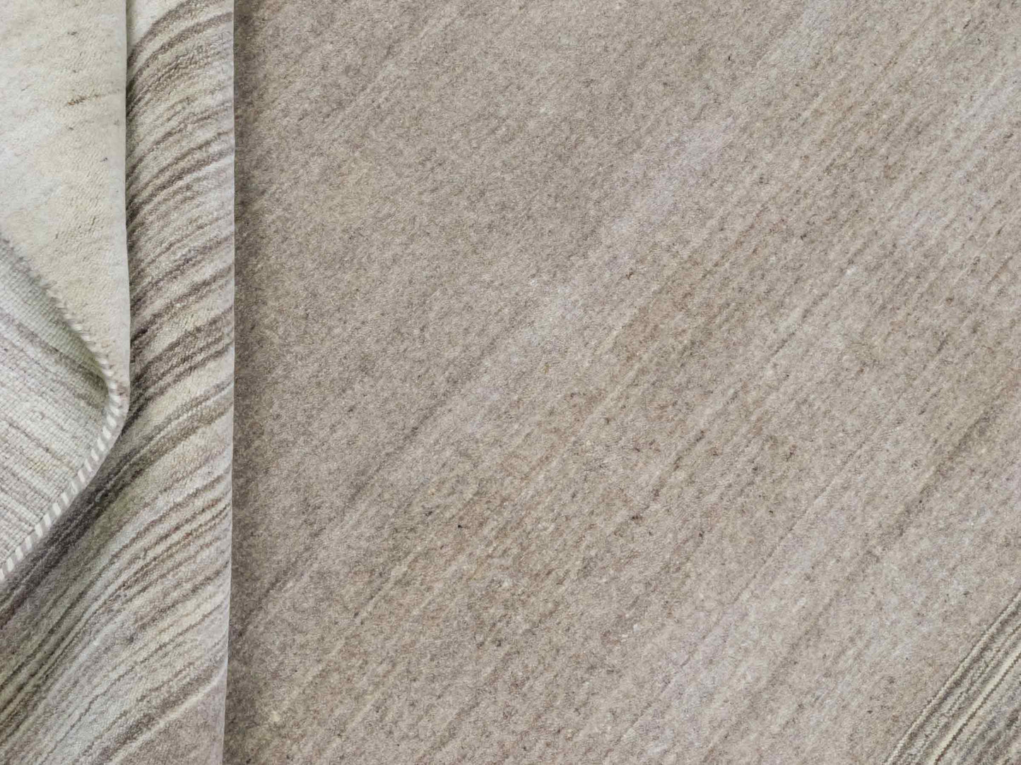 Moderner, Handloom Lori Gabbeh Orientteppich von Khademi aus Wolle, cremeweiß, beige. Geometrisches Nomaden-Design. Produziert in Indien. Größe: 201x142cm. Teppichnummer: KB4-1788. Verkauf durch Jupiter Intl.