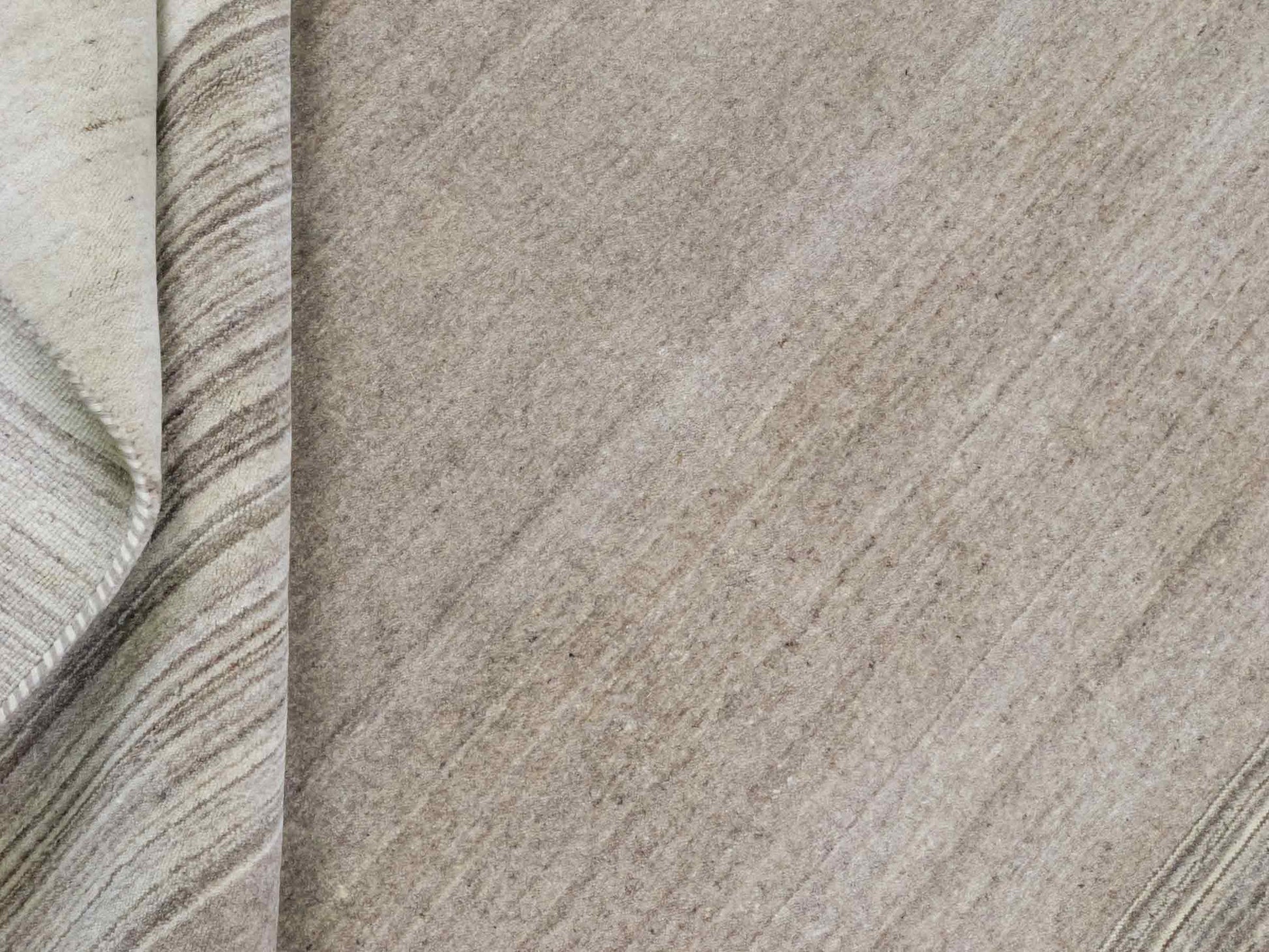 Moderner, Handloom Lori Gabbeh Orientteppich von Khademi aus Wolle, cremeweiß, beige. Geometrisches Nomaden-Design. Produziert in Indien. Größe: 201x142cm. Teppichnummer: KB4-1788. Verkauf durch Jupiter Intl.