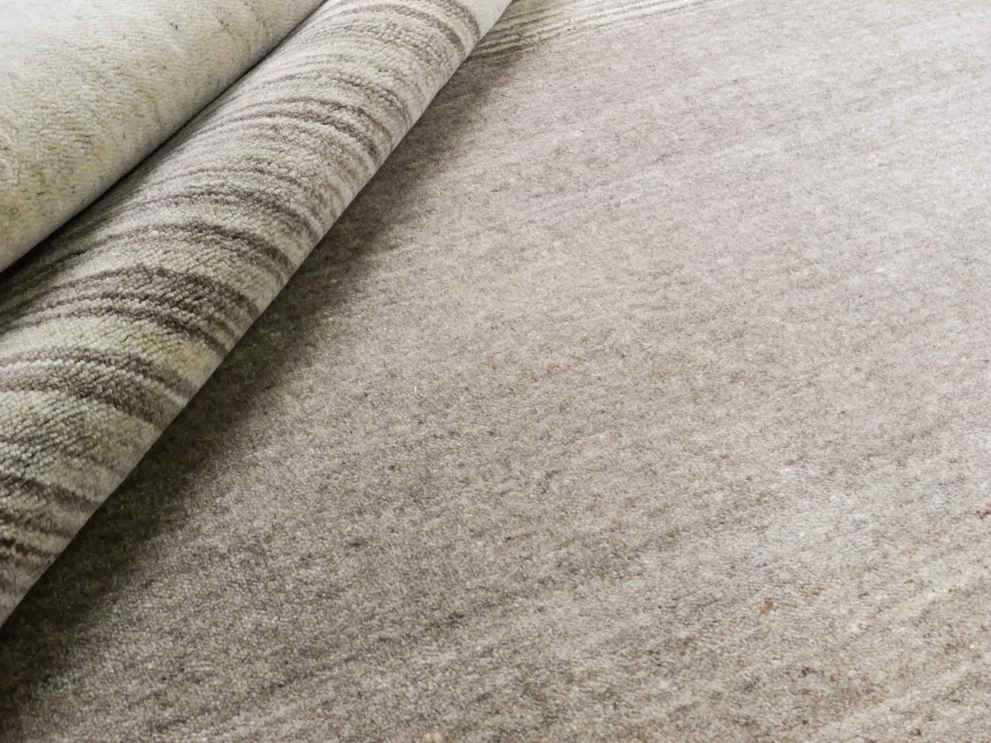 Moderner, Handloom Lori Gabbeh Orientteppich von Khademi aus Wolle, cremeweiß, beige. Geometrisches Nomaden-Design. Produziert in Indien. Größe: 201x142cm. Teppichnummer: KB4-1788. Verkauf durch Jupiter Intl.