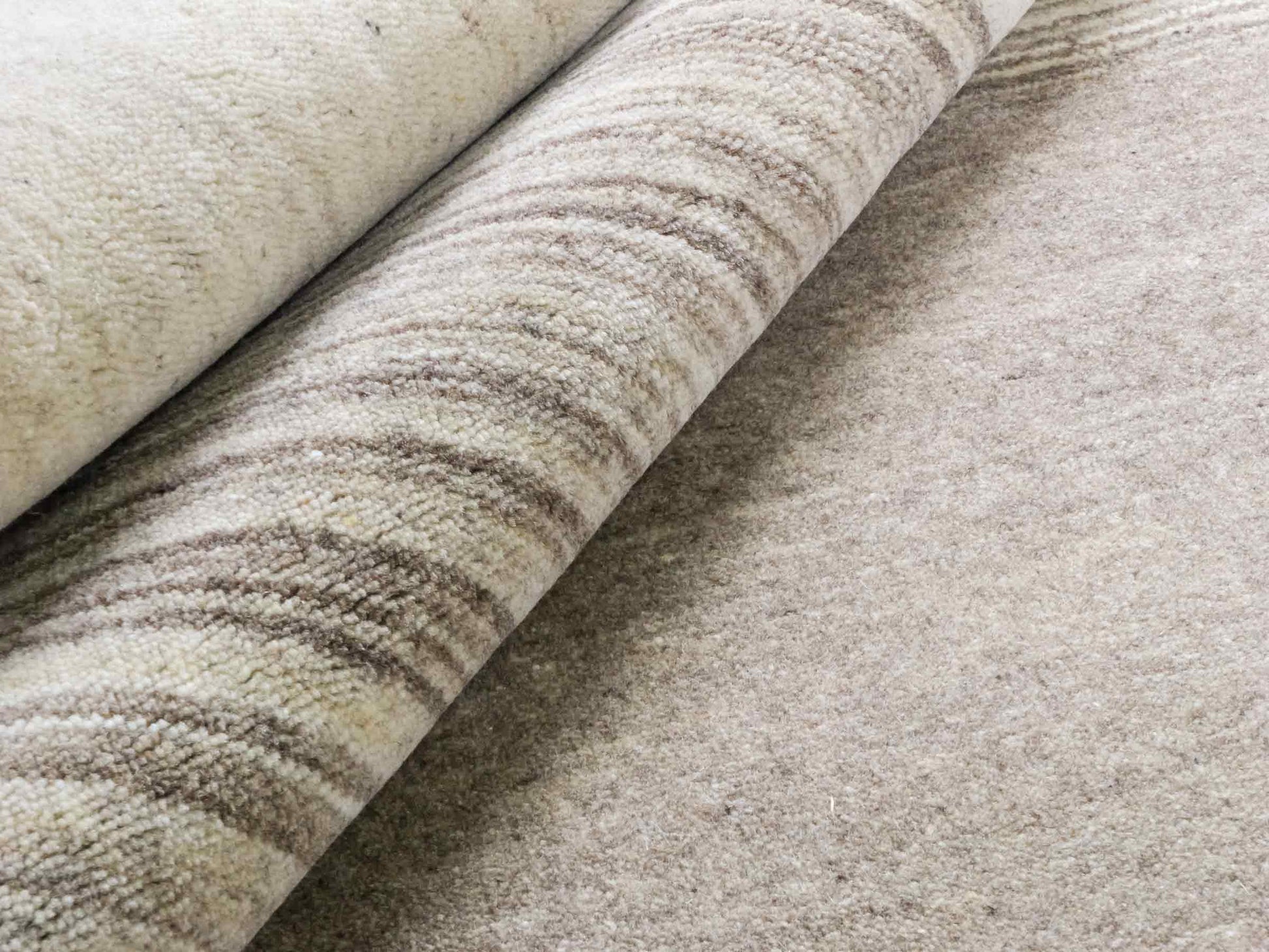 Moderner, Handloom Lori Gabbeh Orientteppich von Khademi aus Wolle, cremeweiß, beige. Geometrisches Nomaden-Design. Produziert in Indien. Größe: 201x142cm. Teppichnummer: KB4-1788. Verkauf durch Jupiter Intl.