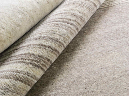 Moderner, Handloom Lori Gabbeh Orientteppich von Khademi aus Wolle, cremeweiß, beige. Geometrisches Nomaden-Design. Produziert in Indien. Größe: 201x142cm. Teppichnummer: KB4-1788. Verkauf durch Jupiter Intl.