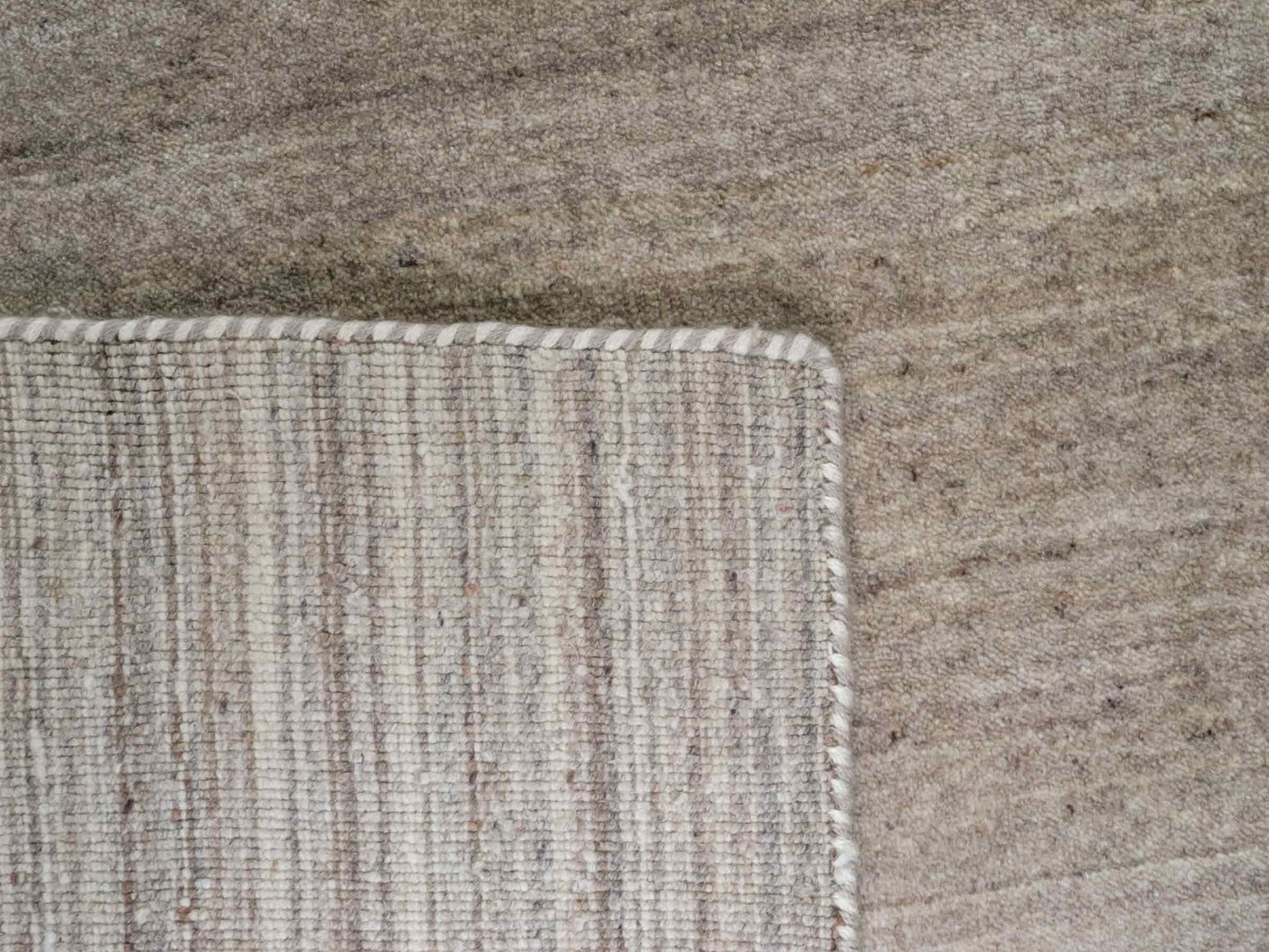 Moderner, Handloom Lori Gabbeh Orientteppich von Khademi aus Wolle, cremeweiß, beige. Geometrisches Nomaden-Design. Produziert in Indien. Größe: 201x142cm. Teppichnummer: KB4-1788. Verkauf durch Jupiter Intl.