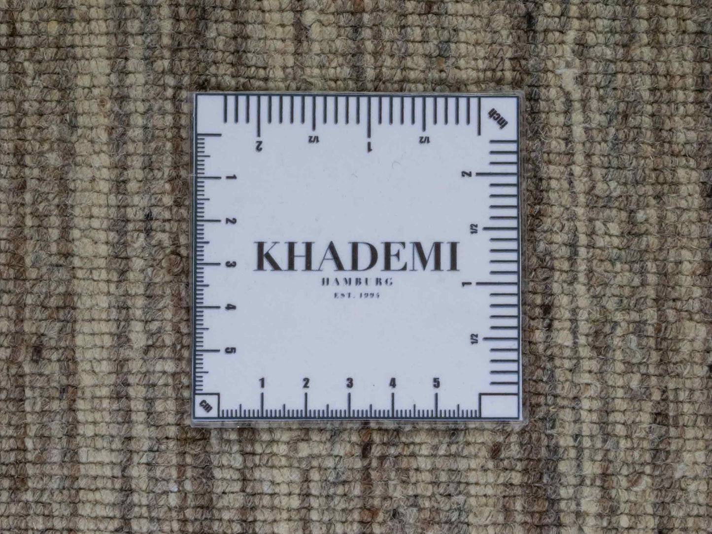 Moderner, Handloom Lori Gabbeh Orientteppich von Khademi aus Wolle, cremeweiß, beige. Geometrisches Nomaden-Design. Produziert in Indien. Größe: 201x142cm. Teppichnummer: KB4-1788. Verkauf durch Jupiter Intl.