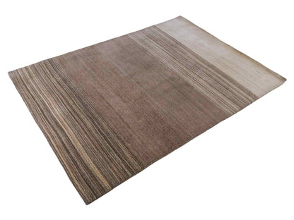 Moderner, Handloom Lori Gabbeh Orientteppich von Khademi aus Wolle, cremeweiß, beige. Geometrisches Nomaden-Design. Produziert in Indien. Größe: 201x142cm. Teppichnummer: KB4-1788. Verkauf durch Jupiter Intl.